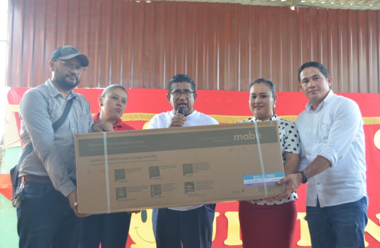 Alcalde de Choluteca Quintin Soriano hace entrega de 13 aires acondicionados al centro de educación básica Lempira de Ciudad Nueva