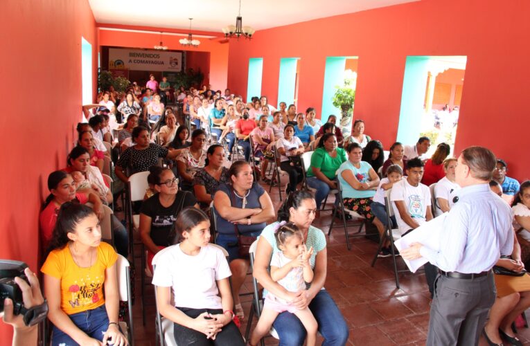 Alcaldía de Comayagua entrega becas a jóvenes estudiantes de nivel secundario