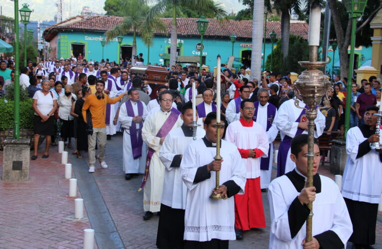 Corporación Municipal de Comayagua acompaña a la feligresía católica en el sepelio de Monseñor Roberto Camilleri
