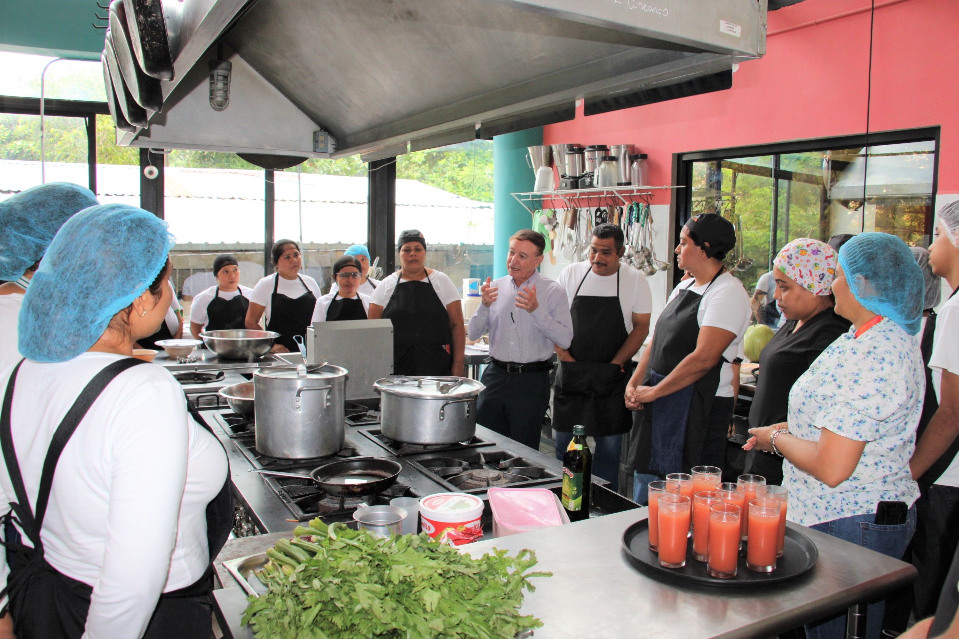 Alcaldía de Comayagua forma a más de 30 jóvenes y adultos como asistentes de cocina en la Escuela Taller de la ciudad