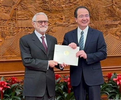 Embajador de Honduras ante la República Popular China presenta Copias de Estilo
