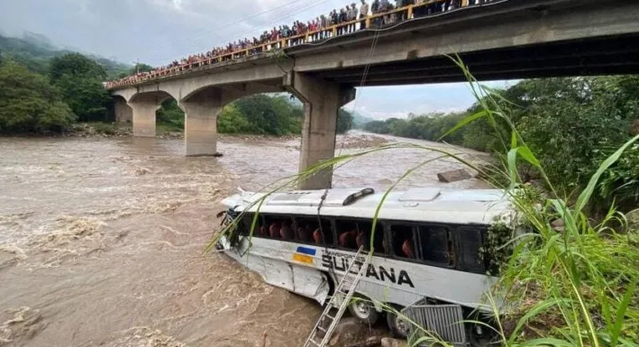 Cinco muertos y 27 heridos es el saldo que deja accidente de bus donde se transportaban emigrantes en Copán