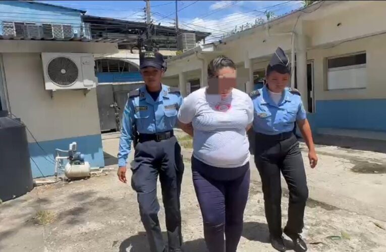 Agentes de la policía arrestan en San Pedro Sula a mujer por suponerla responsable del delito de tráfico de drogas