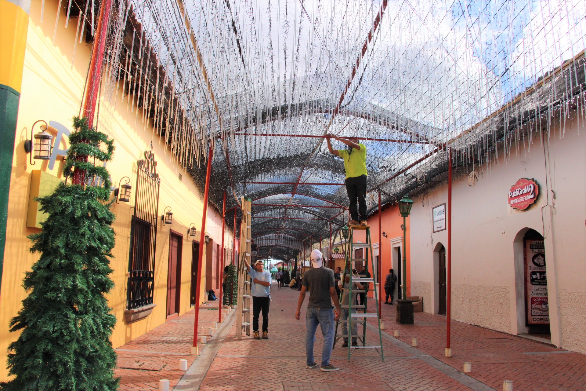 Alcaldía de Comayagua avanza con la construcción del Paseo Navideño