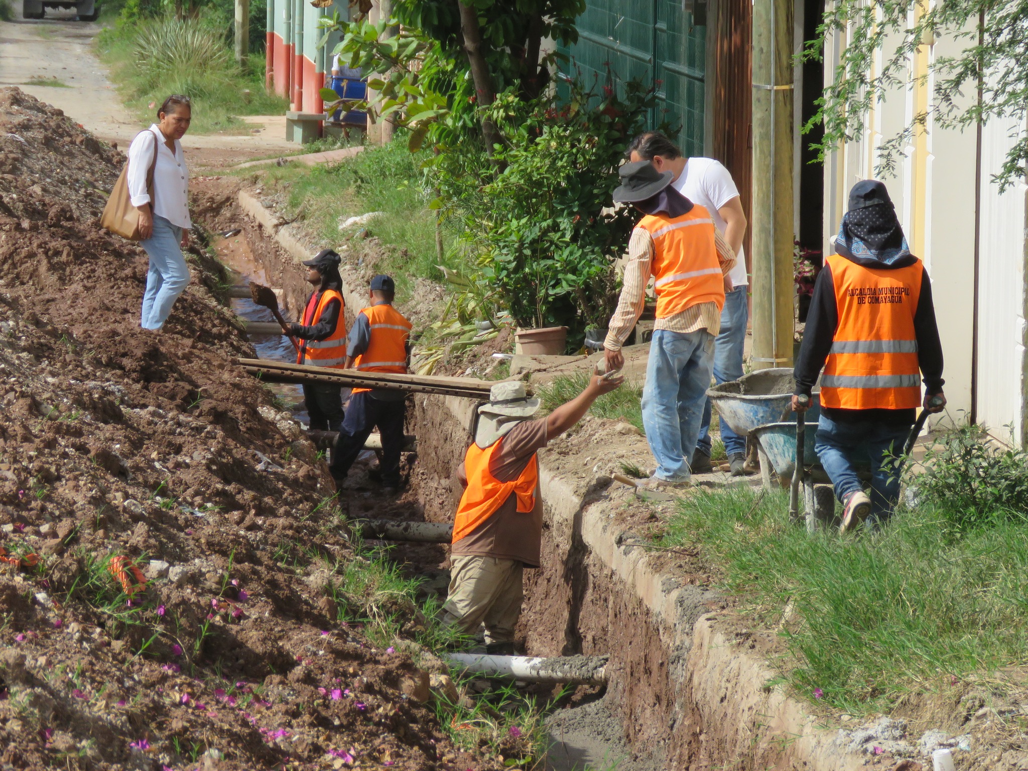 Alcaldía de Comayagua ejecuta proyecto de canalización de aguas lluvias en la colonia Tres Caminos de la ciudad