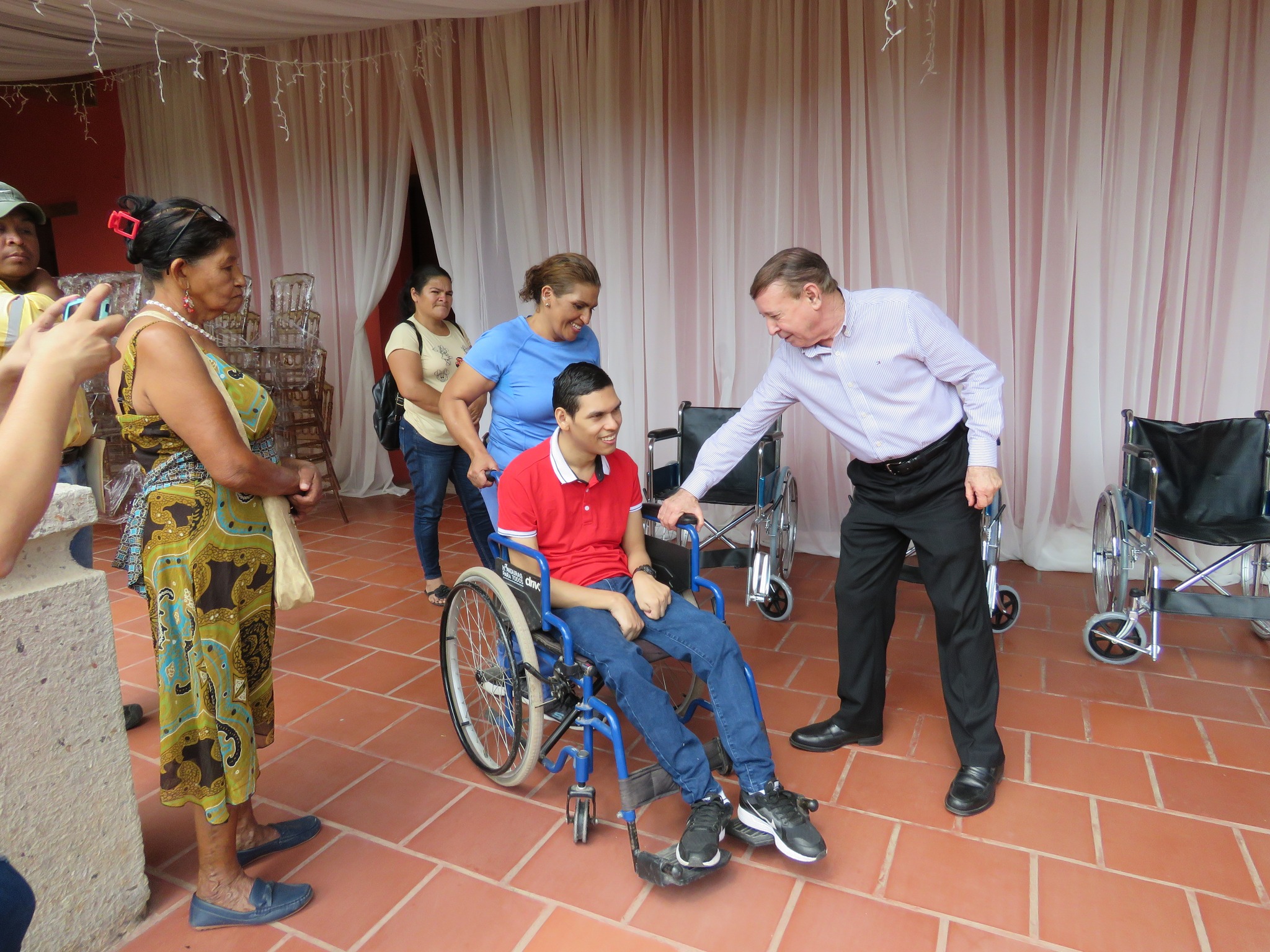 Alcalde Carlos Miranda entrega sillas de ruedas a personas con discapacidades