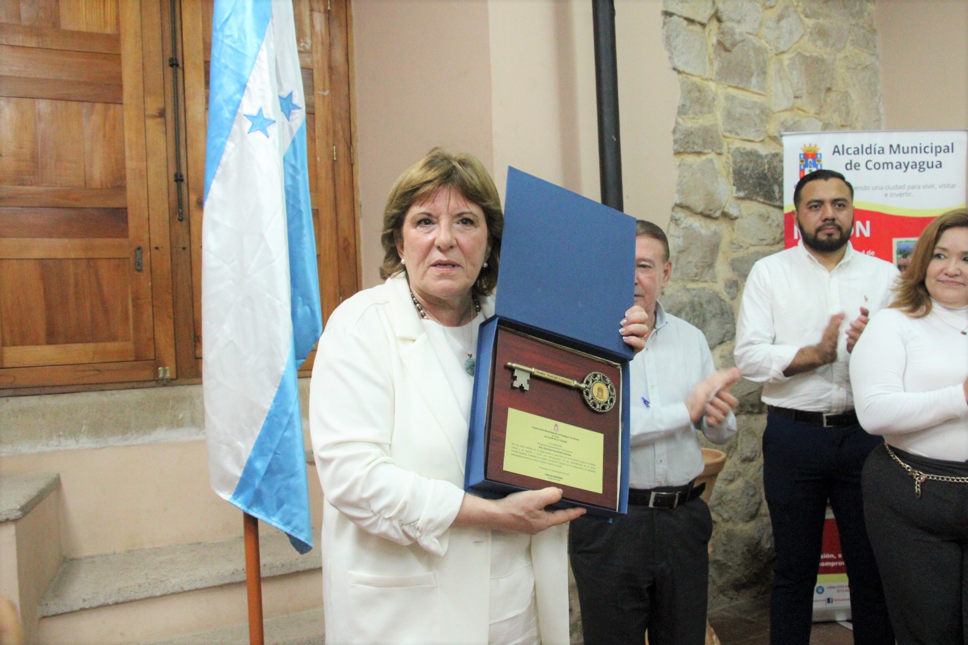 Corporación Municipal de Comayagua entrega Llave de la Ciudad a la presidenta de Cooperativas de las Américas