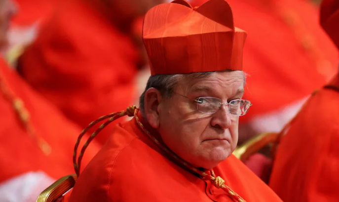 La decisión «sin precedentes» del papa Francisco de desalojar de su residencia en el Vaticano al cardenal crítico Raymond Burke
