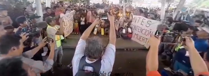 ¡Fuera Xiomara! gritan miles de emigrantes hondureños varados en México
