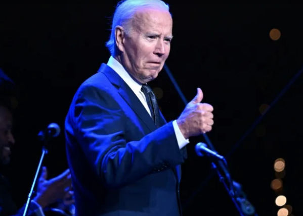Biden cumple 81 años y los votantes muestran preocupación por su edad