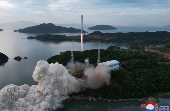 Corea del Norte afirma que lanzó con éxito un satélite de vigilancia
