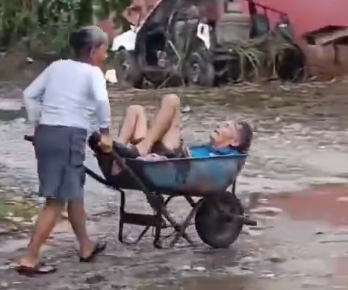 Mujer carga en una carreta  a su esposo ebrio en el municipio de La Masica en el  departamento  de Atlántida (Vídeo)