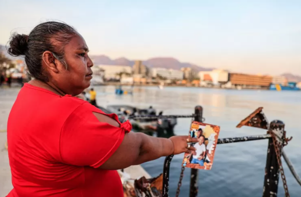 Las mujeres que esperan en el malecón de Acapulco a que el mar devuelva a sus familiares tras el huracán Otis