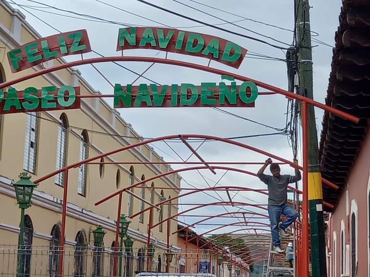 Alcaldía de Comayagua inicia instalaciones del tradicional Paseo Navideño en esta ciudad