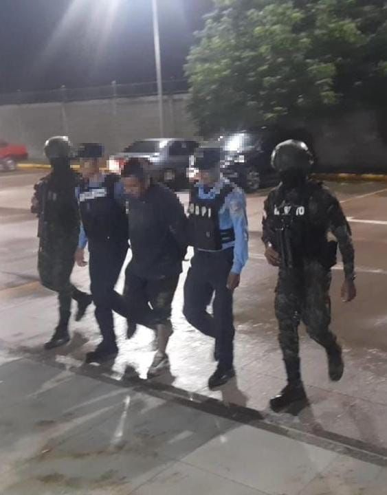 Agentes de la UMEP-16 arrestan a sujeto por tráfico de drogas y porte ilegal de arma de fuego