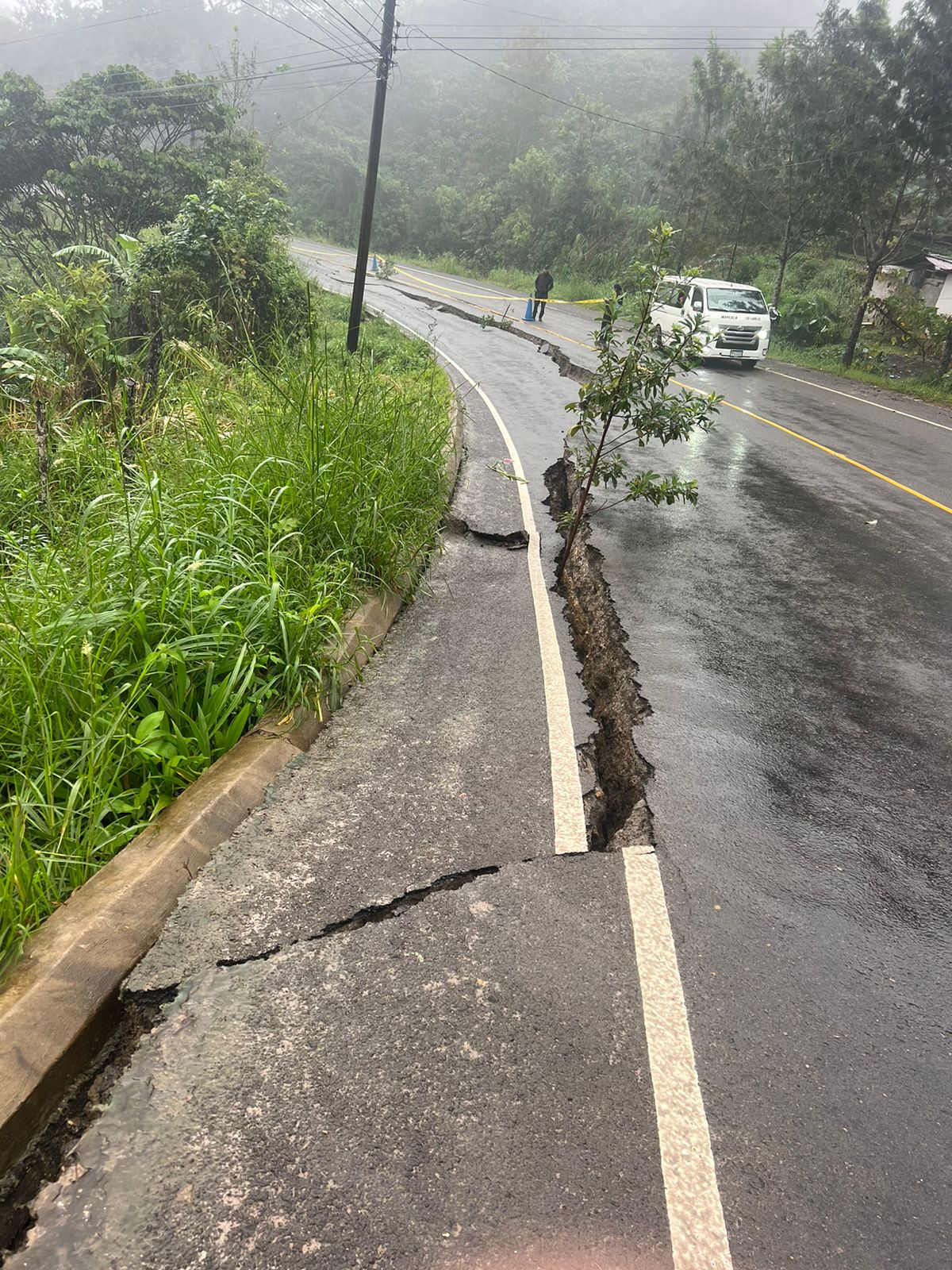 Fallas geológicas afectan seriamente tramos de la carretera CA-7 a inmediaciones de las comunidades de Cerro Bueno y Planes en La Paz