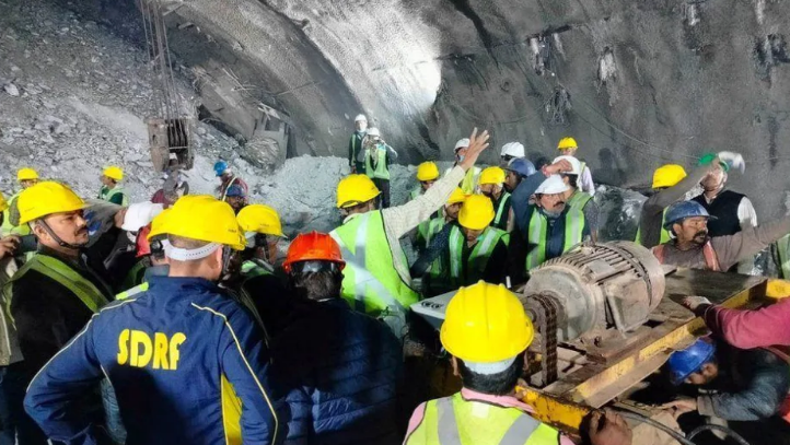 La carrera contrarreloj para rescatar a 40 trabajadores atrapados desde hace casi una semana en un túnel en India