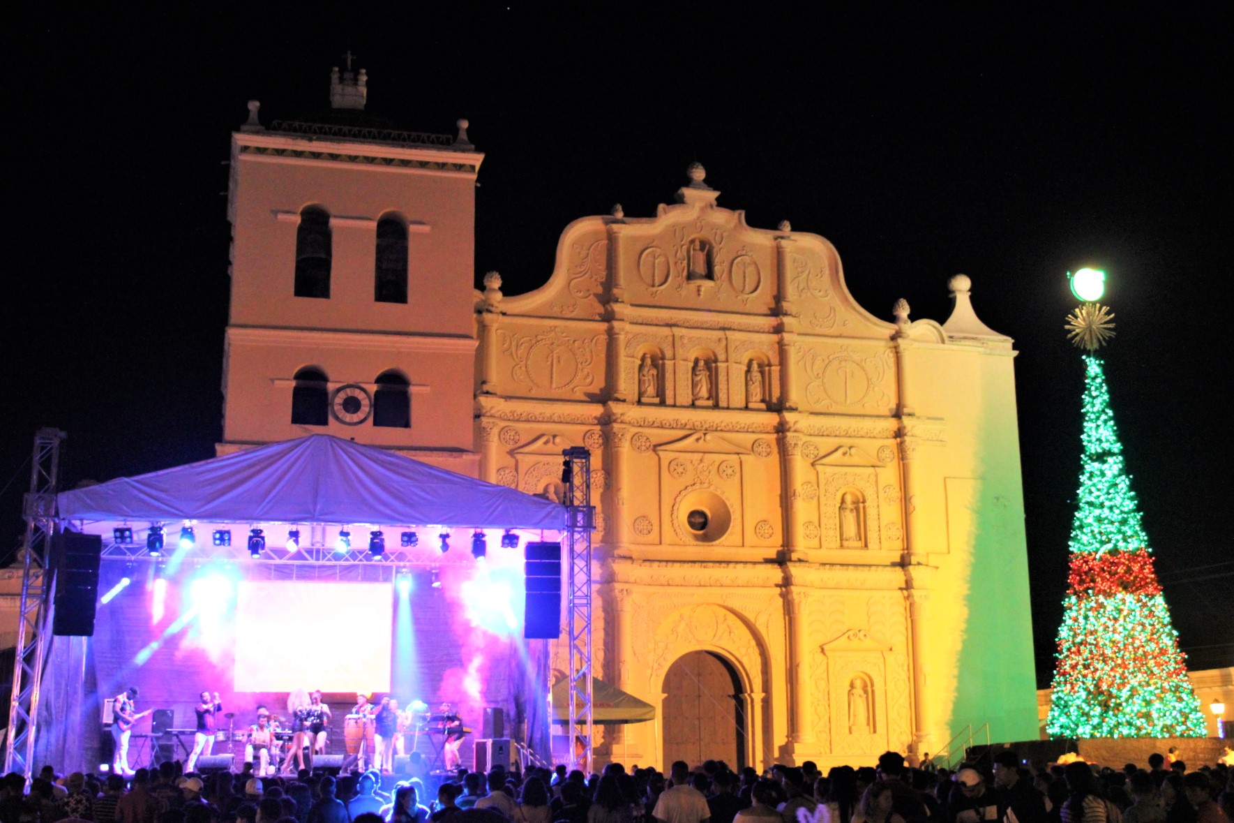 Imponente Árbol Musical ilumina la magia de la navidad en Comayagua