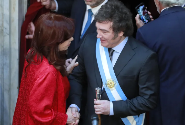 Cristina Fernández efectúa un gesto obsceno con la mano antes de la asunción de Milei