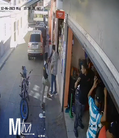 Trasciende vídeo de hombres vestidos con chalecos de la Dipampco asaltando negocios en la colonia 21 de Febrero de Comayaguela