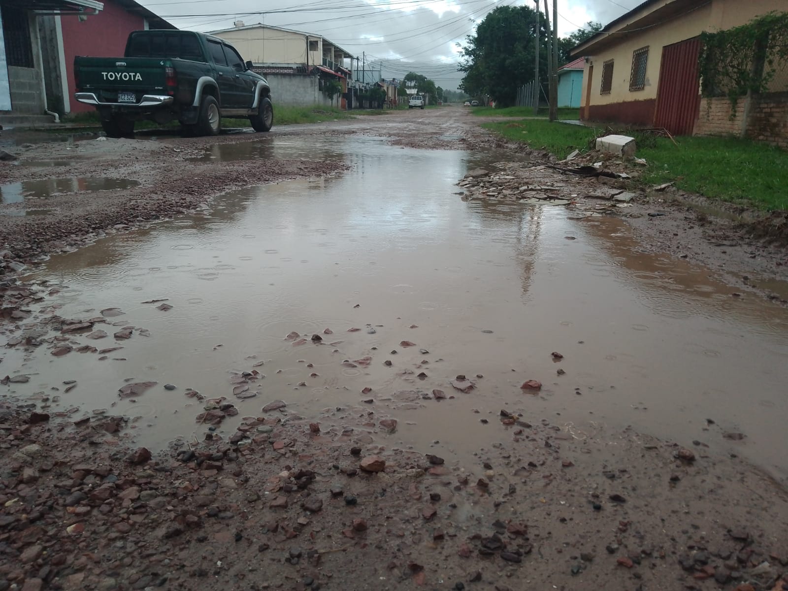 Enorme laguna interrumpe el paso de peatones y vehículos en el barrio Suyapita de Siguatepeque