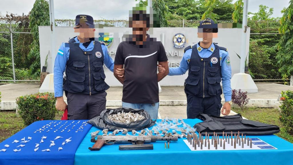 Con una subametralladora y supuesta droga alías «El Diablo» es arrestado por la DPI en Cortés