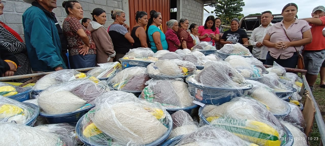 Diputado Juan Ramón Flores hace entrega de canastas de alimentos en diferentes sectores de Comayagua