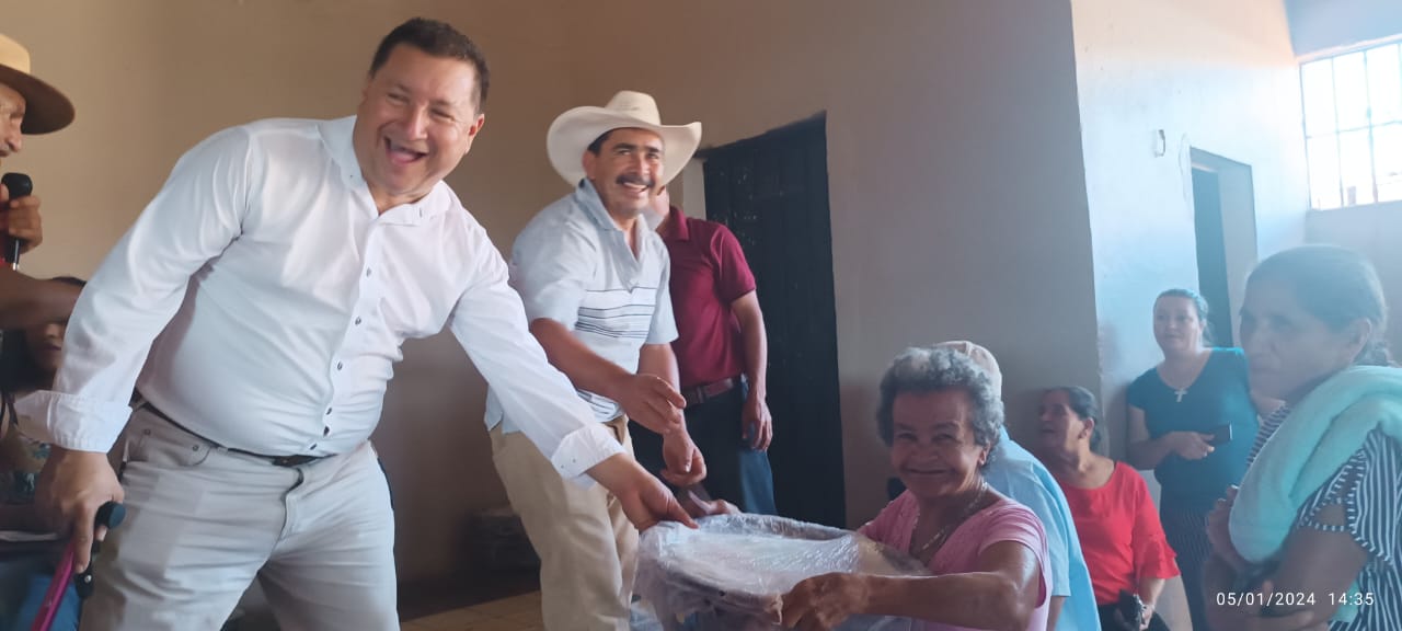Diputado Juan Ramón Flores Extiende Ayuda Alimentaria en El Rosario, Comayagua