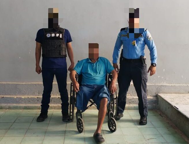Funcionarios policiales de la UDEP-12 arrestan a individuo por el delito de tráfico de drogas