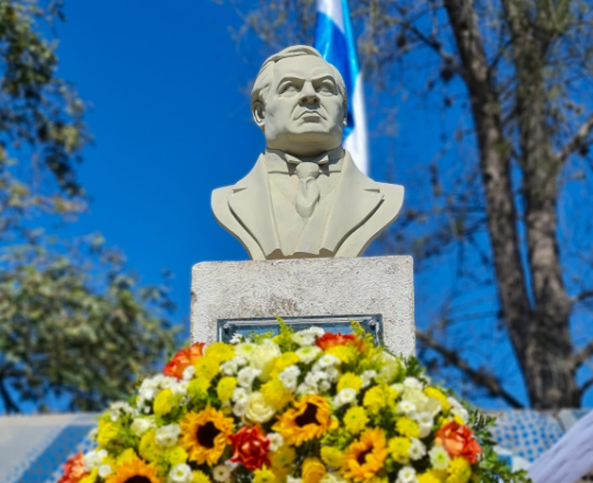 Emotivo Homenaje al Padre del Modernismo: Ofrendas Florales en el Busto de Rubén Darío en Siguatepeque