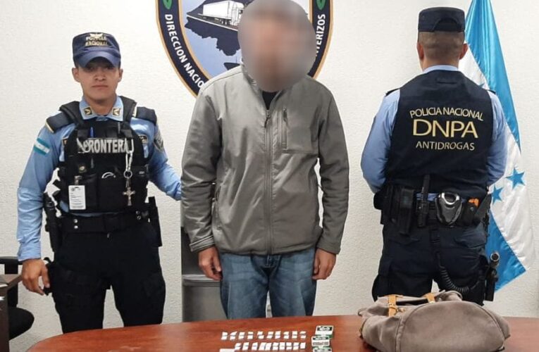 Policías arrestan a ciudadano que pretendía salir del país con envoltorios de cocaína