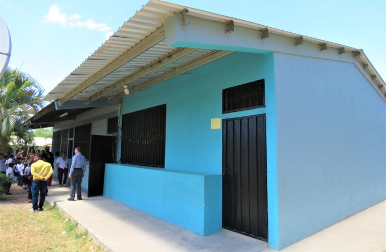 Alcaldía  de Comayagua  entrega computadoras y mejora de infraestructura de la escuela y Kínder de la comunidad de Palmerola Nùmero 1