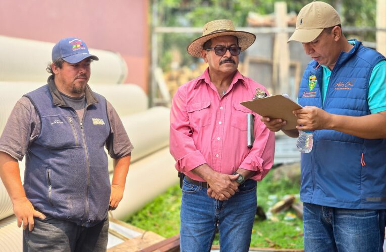 Alcalde Asley Cruz hace entrega de materiales para el mantenimiento y mejora del sistema de aguas negras del barrio Buena Vista de la zona