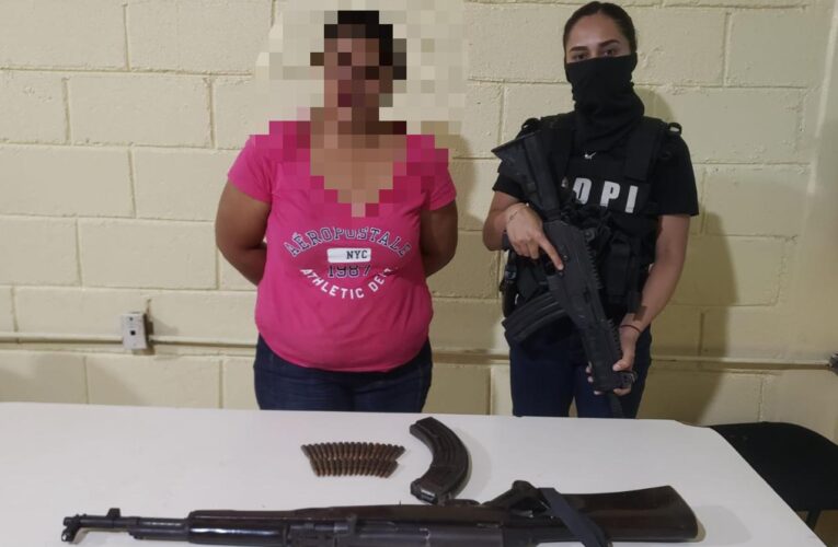 Arrestan a una fémina en poder de un AK-47 en Campamento, Olancho