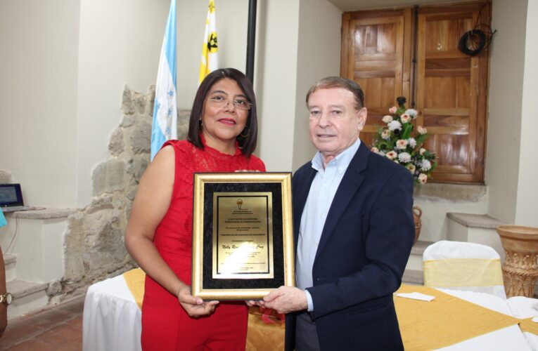 Nelly Martínez recibe reconocimiento como  periodista del año de Comayagua