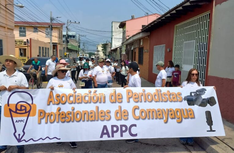 Periodistas de Comayagua realizan caminata en las principales calles de la ciudad exigiendo libertad de prensa y de expresión