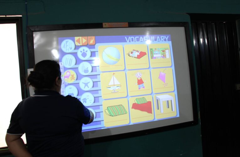 Alcaldía de Comayagua y  Corporación Azteca realizan lanzamiento del proyecto de aulas virtuales para enseñanza de inglés y computación en centros educativos