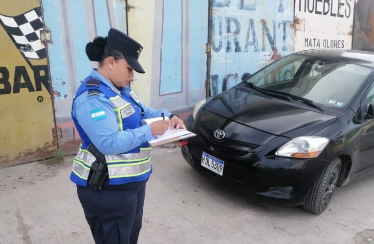 Más de 40 infracciones a conductores que estacionan mal sus vehículos en Comayagua en las últimas 24 horas