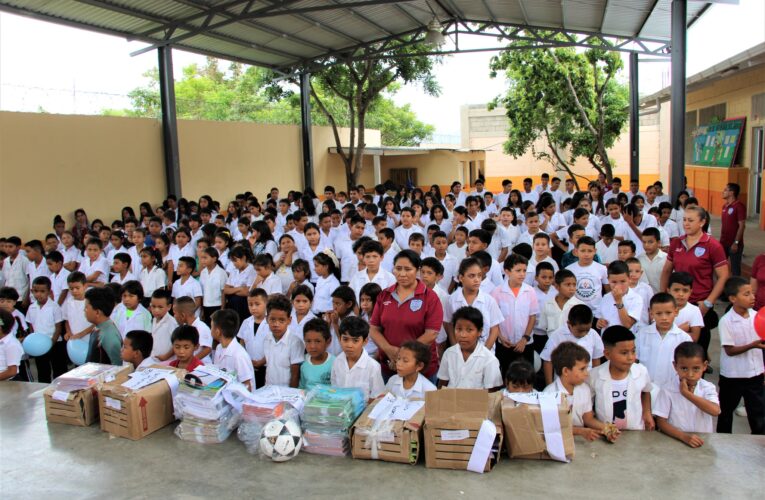 Alcaldía de Comayagua entrega libros de textos para enseñanza de inglés y computación a través de aulas en centros educativos