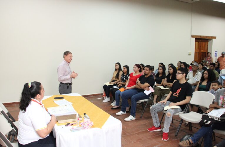 Alcaldía de Comayagua entrega becas a jóvenes universitarios de todo el municipio