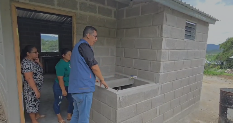 Doña Elvia Santos y Yaneth tienen una nueva vivienda en El Socorro