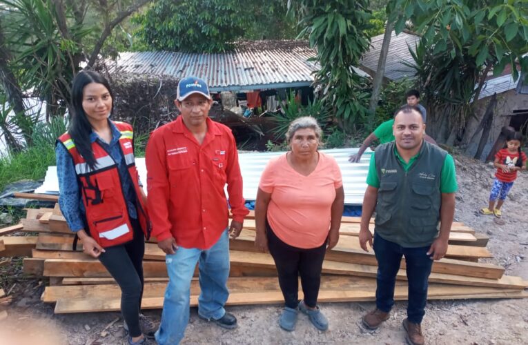 Solidaridad en Barrio Las Casitas: Apoyo a Doña Reyna tras la caída de un árbol