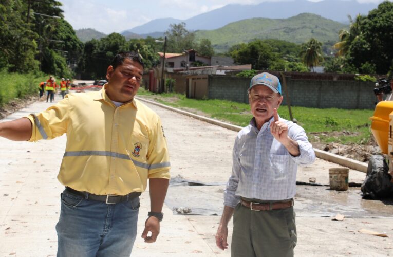 Alcalde Carlos Miranda supervisa avances del proyecto de pavimentación de la calle que conduce de la Terminal de Transporte hacia la salida de Ajuterique