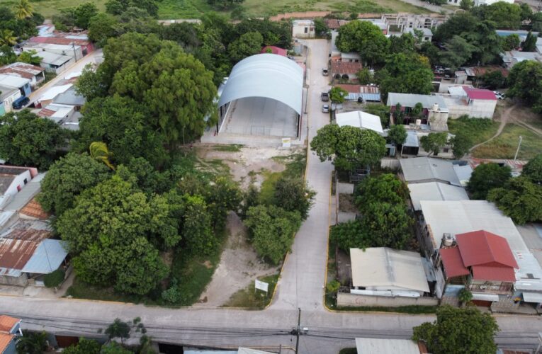 Alcaldía de Comayagua invierte cerca de 1 millón de lempiras en construcción de cancha multiusos de la  colonia Valladolid