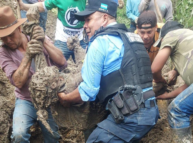 Rescatan a  tres miembros de una familia y recuperan el cuerpo de una persona sin vida producto de deslizamiento en Quiraguira Intibucá