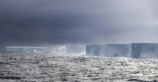 El iceberg más grande del mundo está atrapado girando en una prisión oceánica