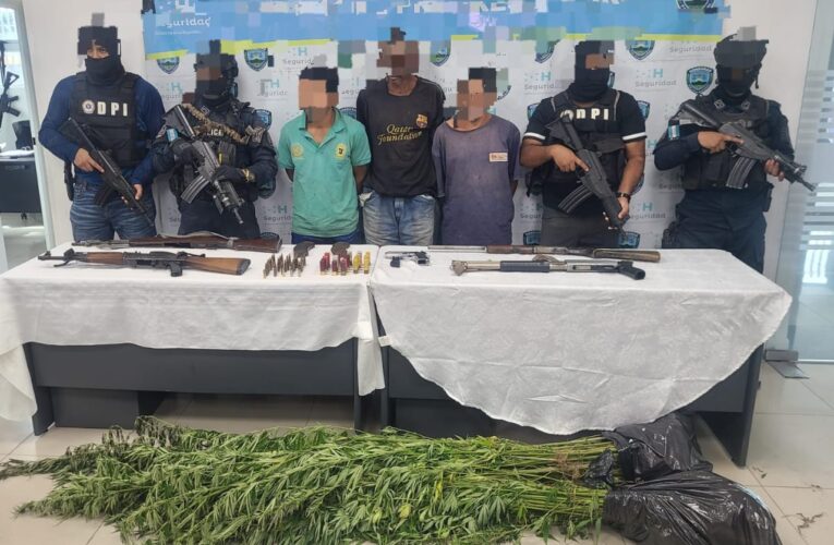 DPI arresta a tres presuntos miembros de la banda «El Viejón» en poder de varias armas de fuego, entre estas un fusil AK-47 y 80 plantas de supuesta marihuana en Yoro