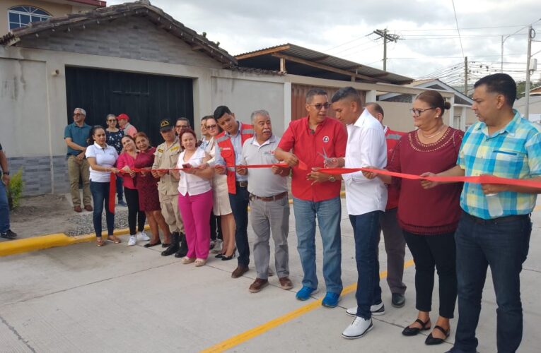 Se acabaron los famosos “totopostes” asegura Asley Cruz al hacer entrega de 50 metros lineales de pavimento hidráulico en el barrio San Miguel de Siguatepeque