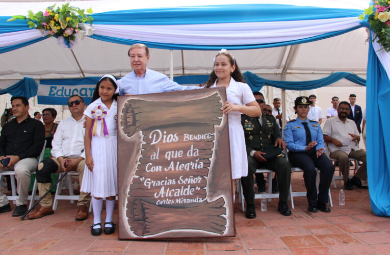 Alcalde Carlos Miranda recibe reconocimiento por autoridades educativas en los Desfiles Patrios