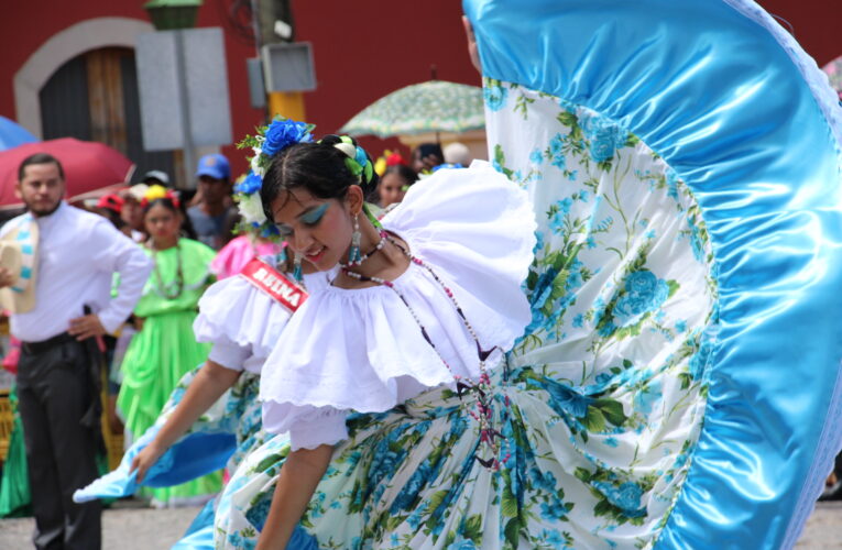 Comayagua rinde tributo a la patria con coloridos desfiles y derroche de fervor en sus 203 aniversarios de independencia